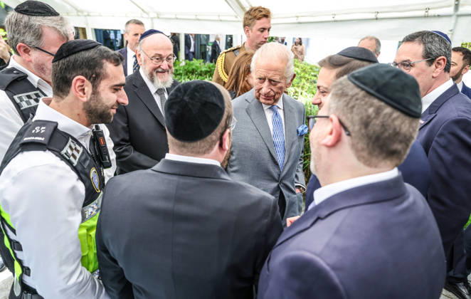 King Charles in Golders Green King Charles and Chief Rabbi Sir Ephraim Mirvis (L) meet members of the Shomrin Jewish security group who helped apprehend the man who was attacking people with a knife in Golders Green in North London following the attack on Jewish residents there two weeks ago, Credit:Richard Pohle PA ROTA - B68 Avalon Golders Green  Copyright: xRichardxPohlex xPAxROTAx-xB68x xAvalonx 1098932332
