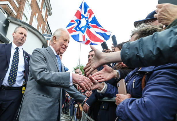King Charles in Golders Green King Charles greets local residents in Golders Green in North London following the attack on Jewish residents., Credit:Richard Pohle PA ROTA - B68 Avalon Golders Green Copyright: xRichardxPohlex xPAxROTAx-xB68x xAvalonx 1098932348