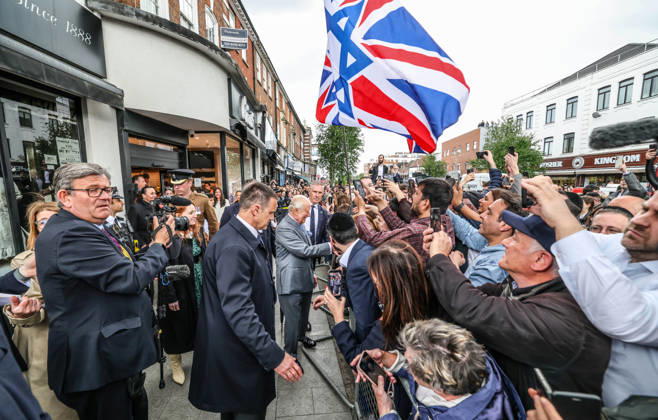 King Charles in Golders Green King Charles greets local residents in Golders Green in North London following the attack on Jewish residents., Credit:Richard Pohle PA ROTA - B68 Avalon Copyright: xRichardxPohlex xPAxROTAx-xB68x xAvalonx 1098932430