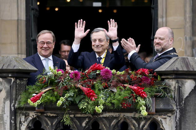 Politiker Armin Laschet (CDU), Wirtschaftswissenschaftler und Preisträger Mario Draghi, ehemaliger Chef der EZB, und Aachens Oberbürgermeister Michael Ziemons (CDU) bei der Verleihung des Internationalen Karlspreis zu Aachen 2026. Aachen, 14.05.2026 NRW Deutschland Copyright: xChristophxHardtx