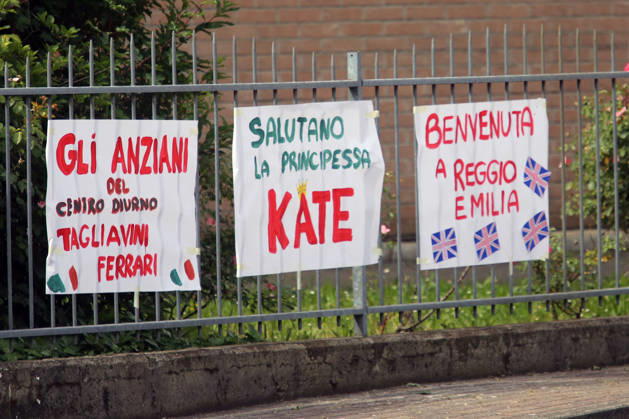 IPA84681557 - Reggio Emilia, 14 05 2026. Princess Kate Middleton visiting the Salvador Allende kindergarten as part of her tour to learn about the reality of Reggio Children and its educational projects for children. Pictured is the banner in which the elderly of a nursing home greet Princess Kate Middleton Copyright: xRobertoxBrancolinix xRobertoxBrancolini Ipax 84681557