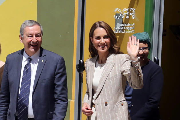 IPA84681569 - Reggio Emilia, 14 05 2026. Last stop of Princess Kate Middleton s tour at the Remida creative recycling center, as part of her tour of getting to know the reality of Reggio Children and its educational projects for children. In the photo Kate Middleton greets the people who came to see her Copyright: xRobertoxBrancolinix xRobertoxBrancolini Ipax 84681569