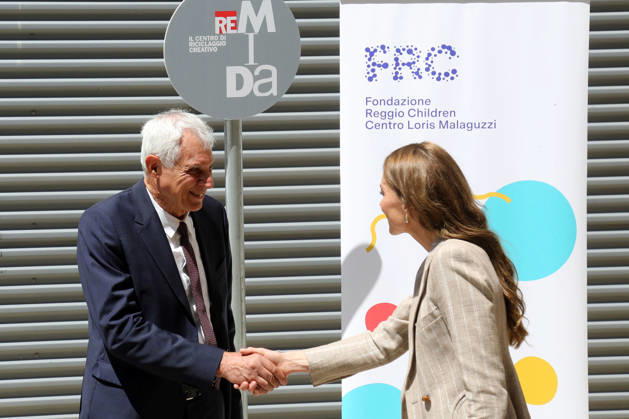 IPA84681571 - Reggio Emilia, 14 05 2026. Last stop of Princess Kate Middleton s tour at the Remida creative recycling center, as part of her tour to get to know the reality of Reggio Children and its educational projects for children. In the photo Kate Middleton greets Mayor Marco Massari at the end of her visit Copyright: xRobertoxBrancolinix xRobertoxBrancolini Ipax 84681571