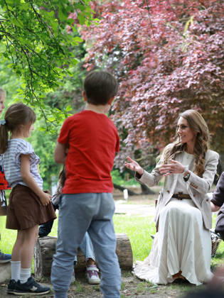 The Princess of Wales Visits Reggio Emilia in Northern Italy - Day Two 14 05 2026. Reggio Emilia, Italy. The Princess of Wales during a visit to the Salvador Allende pre‘school to observe how nature‘based learning is embedded within the Reggio Emilia Approach. Her Royal Highness spent time with children learning outdoors and met the educators whose commitment to nature shapes the design and ethos of the school. The Princess then joined a class of children for their outdoor morning assembly. Her Royal Highness also met an atelierista, who guided her around the grounds. The Princess then meet parents who volunteer at the school, to understand the strong community involvement that supports the pre-school., Credit:Andrew Parsons Kensingto Copyright: xAndrewxParsonsx xKensingtonxPalacex xB66x xAvalonx 1098940572