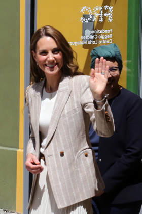 IPA84681570 - Reggio Emilia, 14 05 2026. Last stop of Princess Kate Middleton s tour at the Remida creative recycling center, as part of her tour of getting to know the reality of Reggio Children and its educational projects for children. In the photo Kate Middleton greets the people who came to see her Copyright: xRobertoxBrancolinix xRobertoxBrancolini Ipax 84681570