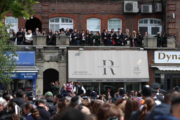 May 14, 2026, London, England, United Kingdom: UK King CHARLES III greets members of the local community outside Jewish Care during a visit to Golders Green in north-west London. The King met representatives of the Jewish community following recent antisemitic attacks in the area. London United Kingdom - ZUMAa279 20260514_zsp_a279_001 Copyright: xZeynepxDemirxAslimx