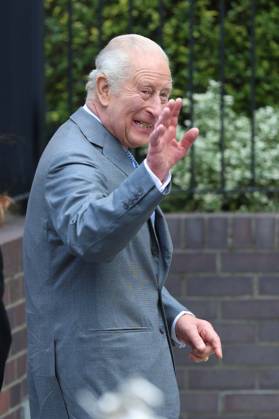 May 14, 2026, London, England, United Kingdom: UK King CHARLES III greets members of the local community outside Jewish Care during a visit to Golders Green in north-west London. The King met representatives of the Jewish community following recent antisemitic attacks in the area. London United Kingdom - ZUMAa279 20260514_zsp_a279_003 Copyright: xZeynepxDemirxAslimx