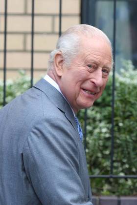 May 14, 2026, London, England, United Kingdom: UK King CHARLES III greets members of the local community outside Jewish Care during a visit to Golders Green in north-west London. The King met representatives of the Jewish community following recent antisemitic attacks in the area. London United Kingdom - ZUMAa279 20260514_zsp_a279_005 Copyright: xZeynepxDemirxAslimx
