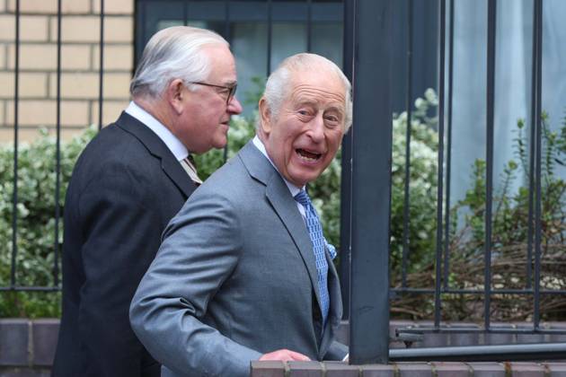 May 14, 2026, London, England, United Kingdom: UK King CHARLES III greets members of the local community outside Jewish Care during a visit to Golders Green in north-west London. The King met representatives of the Jewish community following recent antisemitic attacks in the area. London United Kingdom - ZUMAa279 20260514_zsp_a279_006 Copyright: xZeynepxDemirxAslimx
