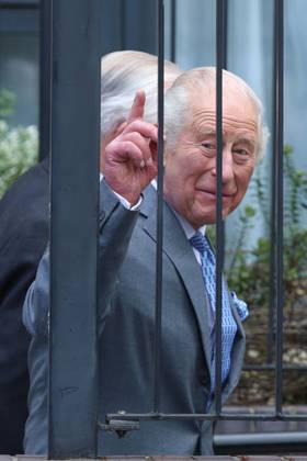 May 14, 2026, London, England, United Kingdom: UK King CHARLES III greets members of the local community outside Jewish Care during a visit to Golders Green in north-west London. The King met representatives of the Jewish community following recent antisemitic attacks in the area. London United Kingdom - ZUMAa279 20260514_zsp_a279_007 Copyright: xZeynepxDemirxAslimx