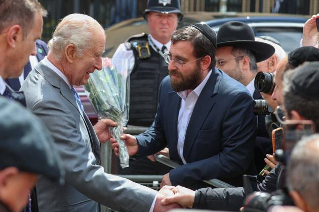 May 14, 2026, London, England, United Kingdom: UK King CHARLES III greets members of the local community outside Jewish Care during a visit to Golders Green in north-west London. The King met representatives of the Jewish community following recent antisemitic attacks in the area. London United Kingdom - ZUMAa279 20260514_zsp_a279_012 Copyright: xZeynepxDemirxAslimx