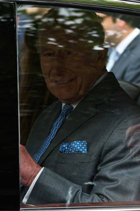 May 14, 2026, London, England, United Kingdom: UK King CHARLES III greets members of the local community outside Jewish Care during a visit to Golders Green in north-west London. The King met representatives of the Jewish community following recent antisemitic attacks in the area. London United Kingdom - ZUMAa279 20260514_zsp_a279_014 Copyright: xZeynepxDemirxAslimx