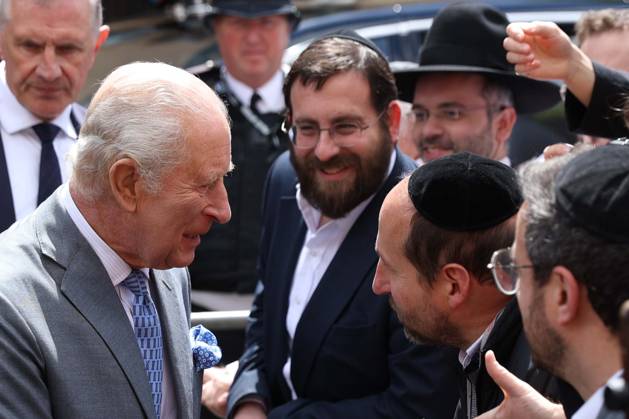 May 14, 2026, London, England, United Kingdom: UK King CHARLES III greets members of the local community outside Jewish Care during a visit to Golders Green in north-west London. The King met representatives of the Jewish community following recent antisemitic attacks in the area. London United Kingdom - ZUMAa279 20260514_zsp_a279_016 Copyright: xZeynepxDemirxAslimx