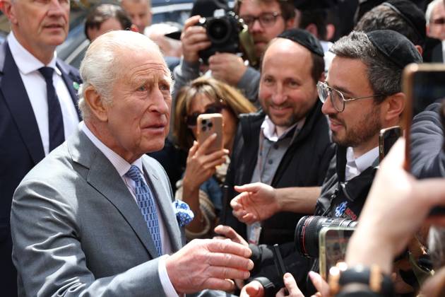 May 14, 2026, London, England, United Kingdom: UK King CHARLES III greets members of the local community outside Jewish Care during a visit to Golders Green in north-west London. The King met representatives of the Jewish community following recent antisemitic attacks in the area. London United Kingdom - ZUMAa279 20260514_zsp_a279_020 Copyright: xZeynepxDemirxAslimx