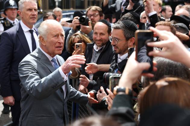 May 14, 2026, London, England, United Kingdom: UK King CHARLES III greets members of the local community outside Jewish Care during a visit to Golders Green in north-west London. The King met representatives of the Jewish community following recent antisemitic attacks in the area. London United Kingdom - ZUMAa279 20260514_zsp_a279_021 Copyright: xZeynepxDemirxAslimx