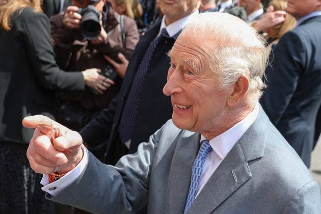 May 14, 2026, London, England, United Kingdom: UK King CHARLES III greets members of the local community outside Jewish Care during a visit to Golders Green in north-west London. The King met representatives of the Jewish community following recent antisemitic attacks in the area. London United Kingdom - ZUMAa279 20260514_zsp_a279_029 Copyright: xZeynepxDemirxAslimx