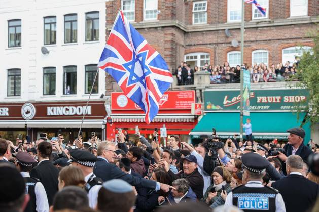 May 14, 2026, London, England, United Kingdom: UK King CHARLES III greets members of the local community outside Jewish Care during a visit to Golders Green in north-west London. The King met representatives of the Jewish community following recent antisemitic attacks in the area. London United Kingdom - ZUMAa279 20260514_zsp_a279_031 Copyright: xZeynepxDemirxAslimx