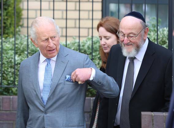 May 14, 2026, London, England, United Kingdom: UK King CHARLES III greets members of the local community outside Jewish Care during a visit to Golders Green in north-west London. The King met representatives of the Jewish community following recent antisemitic attacks in the area. London United Kingdom - ZUMAa279 20260514_zsp_a279_032 Copyright: xZeynepxDemirxAslimx