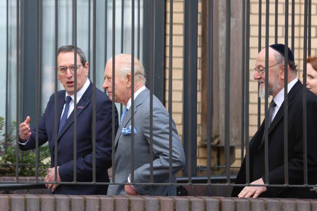 May 14, 2026, London, England, United Kingdom: UK King CHARLES III greets members of the local community outside Jewish Care during a visit to Golders Green in north-west London. The King met representatives of the Jewish community following recent antisemitic attacks in the area. London United Kingdom - ZUMAa279 20260514_zsp_a279_033 Copyright: xZeynepxDemirxAslimx