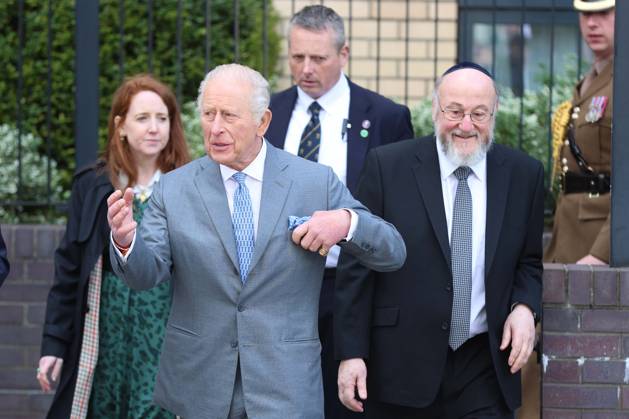 May 14, 2026, London, England, United Kingdom: UK King CHARLES III greets members of the local community outside Jewish Care during a visit to Golders Green in north-west London. The King met representatives of the Jewish community following recent antisemitic attacks in the area. London United Kingdom - ZUMAa279 20260514_zsp_a279_035 Copyright: xZeynepxDemirxAslimx