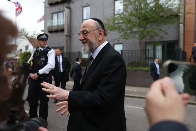 May 14, 2026, London, England, United Kingdom: Chief Rabbi Sir EPHRAIM MIRVIS speaks with members of the local community outside Jewish Care during the visit of UK King CHARLES III to Golders Green in north-west London. The King visited the area to meet representatives of the Jewish community following recent antisemitic attacks. London United Kingdom - ZUMAa279 20260514_zsp_a279_036 Copyright: xZeynepxDemirxAslimx