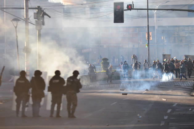 Miners attempt to break through police cordon in La Paz LA PAZ, BOLIVIA - MAY 14: Police officers and protesting miners clash during clashes with protesting miners, who demanded fuel supplies, access to explosives and improved mining conditions in downtown La Paz, Bolivia, on May 14, 2026. Carlos Sanchez Navas Anadolu La Paz Bolivia. Editorial use only. Please get in touch for any other usage.  Copyright: x2026xAnadoluxCarlosxSanchezxNavasx
