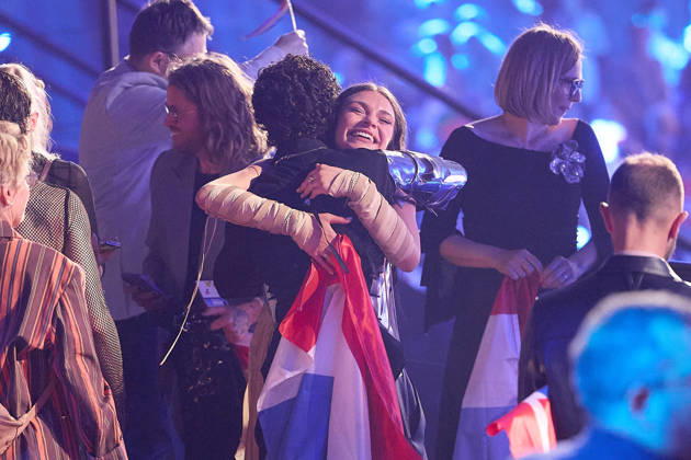 - Wien 14.05.2026 - Eurovision Song Contest Wien - Vienna - Vienne 2026 Live Show 2. Halbfinale - Live Show Second Semi Final - En directe deuxième demi-finale P H O T O: die ausgeschiedene Eva Marija (Luxemburg) wird von Cosmo (Österreich) getröstet. Eva Marija (Luxembourg), who has been eliminated, is comforted by Cosmo (Austria). Eurovision Song Contest Vienna 2026