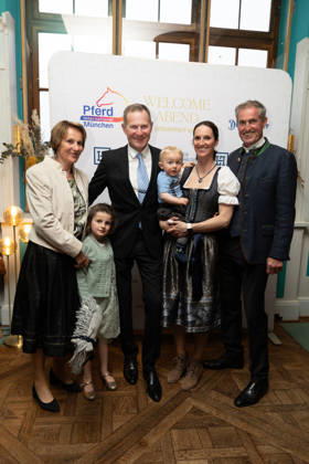 14.05.2026, Die Blum Familie, vlnr Ulrike , Hanna (6), Hansi, Lukas (11 Monate), Simone und Jürgen. Welcome-Abend der Pferd International München in der Eventlocation The Resi am Viktualienmarkt in München.