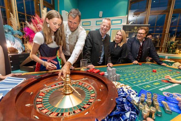 14.05.2026, vlnr Lars Riedel mit seiner Tochter Hanna am Roulettetisch Frank Scheppendahl, Kerstin von der Linden , Francis Fulton-Smith, Welcome-Abend der Pferd International München in der Eventlocation The Resi am Viktualienmarkt in München.