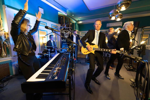 14.05.2026, Die Band WILD BULLS mit Hansi Blum an der Gitarre, Wolfi am Microfon, Simone am Keyboard. Welcome-Abend der Pferd International München in der Eventlocation The Resi am Viktualienmarkt in München.