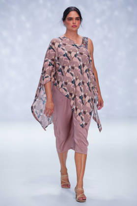 Australian Fashion Week 2026 - Runway - Ngali Samantha Harris walks the runway during the Ngali Wander with Wonder Runway show at Australian Fashion Week 2026 at the Museum of Contemporary Art on May 15, 2026 in Sydney, Australia., Credit:IOIO IMAGES IOIO Avalon Australia, New South Wales, Sydney, Museum of Contemporary Art  Copyright: xIOIOxIMAGESx xIOIOx xAvalonx 1099146051