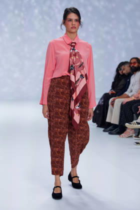 Australian Fashion Week 2026 - Runway - Ngali A model walks the runway during the Ngali Wander with Wonder Runway show at Australian Fashion Week 2026 at the Museum of Contemporary Art on May 15, 2026 in Sydney, Australia., Credit:IOIO IMAGES IOIO Avalon Australia, New South Wales, Sydney, Museum of Contemporary Art  Copyright: xIOIOxIMAGESx xIOIOx xAvalonx 1099146100