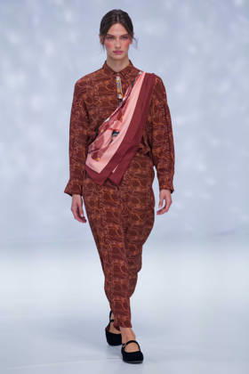 Australian Fashion Week 2026 - Runway - Ngali A model walks the runway during the Ngali Wander with Wonder Runway show at Australian Fashion Week 2026 at the Museum of Contemporary Art on May 15, 2026 in Sydney, Australia., Credit:IOIO IMAGES IOIO Avalon Australia, New South Wales, Sydney, Museum of Contemporary Art  Copyright: xIOIOxIMAGESx xIOIOx xAvalonx 1099146144