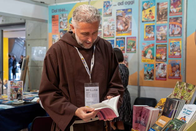 May 15, 2026, Turin, To, Italy: Some moments from the second day of the International Book Fair. Pictured is a priest reading a book. Turin, May 15, 2026 Turin Italy  - ZUMAa289 20260515_zia_a289_019 Copyright: xSelenexDanielex xAgfx