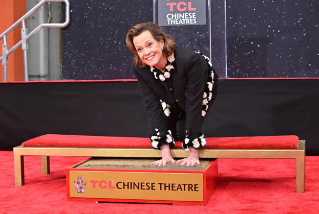 Entertainment Bilder des Tages Sigourney Weaver Hand and Footprint In Cement Ceremony Sigourney Weaver attending Sigourney Weaver™s Hand and Footprint In Cement Ceremony at the TCL Chinese Theatre on May 15, 2026 in Hollywood, CA. Hollywood TCL Chinese Theatre California USA Copyright: xLisaxOConnorx xAFF-USA.comx