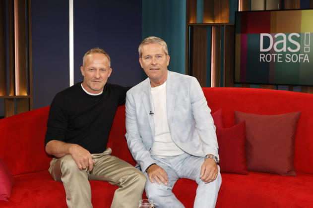 Maximilian Brückner und Hinnerk Baumgarten im NDR Nachrichten- und Talkmagazin DAS! Rote Sofa im NDR Fernsehstudio Lokstedt. Hamburg, 15.05.2026