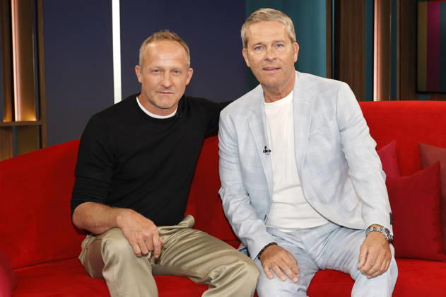Maximilian Brückner und Hinnerk Baumgarten im NDR Nachrichten- und Talkmagazin DAS! Rote Sofa im NDR Fernsehstudio Lokstedt. Hamburg, 15.05.2026