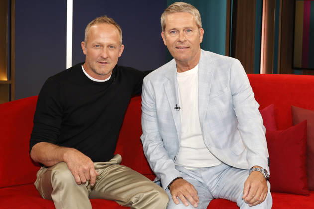 Maximilian Brückner und Hinnerk Baumgarten im NDR Nachrichten- und Talkmagazin DAS! Rote Sofa im NDR Fernsehstudio Lokstedt. Hamburg, 15.05.2026
