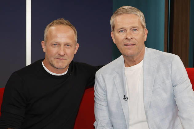 Maximilian Brückner und Hinnerk Baumgarten im NDR Nachrichten- und Talkmagazin DAS! Rote Sofa im NDR Fernsehstudio Lokstedt. Hamburg, 15.05.2026