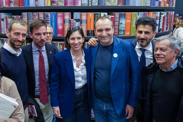 May 15, 2026, Turin, To, Italy: Democratic Party Secretary Elly Schlein and representatives of the Turin party pose for a photo at the book tower at the International Book Fair. Turin, May 15, 2026 Turin Italy - ZUMAa289 20260515_zia_a289_025 Copyright: xSelenexDanielex xAgfx