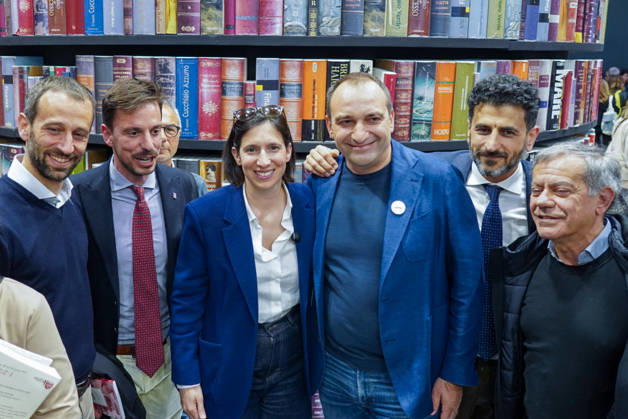 May 15, 2026, Turin, To, Italy: Democratic Party Secretary Elly Schlein and representatives of the Turin party pose for a photo at the book tower at the International Book Fair. Turin, May 15, 2026 Turin Italy - ZUMAa289 20260515_zia_a289_026 Copyright: xSelenexDanielex xAgfx