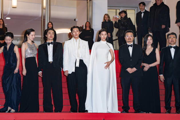 Cannes Gun-Che screening NG Kim Shin-rok, Shin Hyun-been, Koo Kyo-hwan, Ji Chang-wook, Jun Ji-hyun, Yeon Sang-ho and Yang Yu-min attending the ‘Gun-Che (Colony)’ Screening and Red Carpet at Palais Des Festivals in Cannes, France on May 15 2026 as part of the 79th Cannes Film Festival. Photo by Nicolas Genin ABACAPRESS.COM Cannes France  Copyright: xGeninxNicolas ABACAx