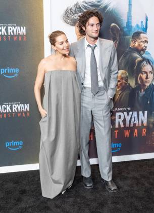 May 15, 2026, Bronx, New York, USA: New York, NY, May 15, 2026: Sienna Miller and Oli Green attend World Premiere of Amazon MGM Studios Tom Clancy s Jack Ryan: Ghost War at Regal Times Square Bronx USA - ZUMAr339 20260515_znp_r339_080 Copyright: xLevxRadinx