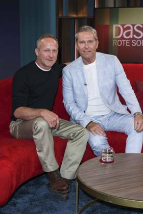 ABB ROTESOFA- Maximilian Brückner Brueckner Schauspieler mit Hinnerk Baumgarten Moderator zu Gast in der NDR TV Sendung Das ! Rote Sofa aus dem NDR Studio am 15.05.2026 in Hamburg Hamburg Deutschland