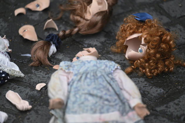 Eine zerbrochene Puppe visualisiert die Missbrauchsthematik in der Kirche auf dem Katholikentag in Wuerzburg (Foto vom 15.05.2026). Bis Sonntag werden beim 104. Deutschen Katholikentag unter dem biblischen Leitwort Hab Mut, steh auf! mehrere zehntausend Teilnehmende zu insgesamt 900 Veranstaltungen erwartet. Das Treffen soll angesichts von Krieg, Klimawandel, sozialer Spaltung sowie Vertrauenskrisen in Politik und Kirche dazu ermutigen, nach Wegen fuer die Zukunft zu suchen. (Siehe epd-Meldung vom 15.05.2026) EDITORIAL USE ONLY