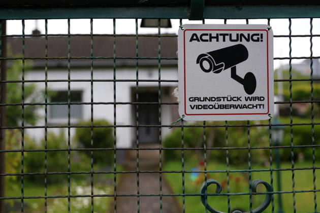 Düsseldorf, Deutschland, 13.05.2026 Hinweisschild zur Videoüberwachung eines Gründstücks in der Kleingartenanlage Buschermühle in Düsseldorf - Mörsenbroich