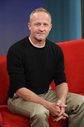 Maximilian Brückner, Schauspieler, zu Gast in der Fernsehsendung DAS! Rote Sofa, eine Live-Talksendung des Norddeutschen Rundfunks, Fototermin am 15.5.2026 im Fernsehstudio des NDR in Hamburg Lokstedt