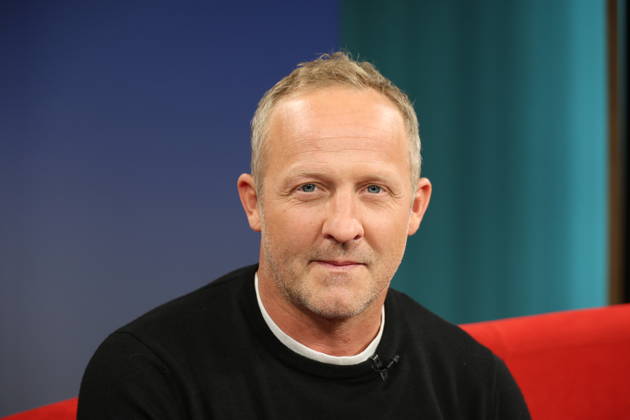 Maximilian Brückner, Schauspieler, zu Gast in der Fernsehsendung DAS! Rote Sofa, eine Live-Talksendung des Norddeutschen Rundfunks, Fototermin am 15.5.2026 im Fernsehstudio des NDR in Hamburg Lokstedt