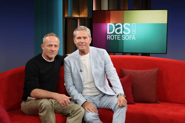 Maximilian Brückner, Schauspieler, zu Gast in der Fernsehsendung DAS! Rote Sofa, eine Live-Talksendung des Norddeutschen Rundfunks, rechts Moderator Hinnerk Baumgarten, Fototermin am 15.5.2026 im Fernsehstudio des NDR in Hamburg Lokstedt