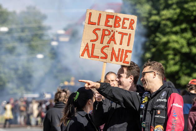 Münchner Krachparade, Plakat: Lieber Späti als nie, jährliche Demo gegen Mietwucher und für mehr Unterstützung von Musikern und Subkultur, München, 16. Mai 2026 Deutschland, München, 16. Mai 2026, Münchner Krachparade, Plakat: Lieber Späti als nie, jährliche Demo gegen Mietwucher und für mehr Unterstützung von Musikern und Subkultur, Motto Lärm rauf, Mieten runter, organisiert vom Bündnis: Mehr Lärm für München, von Musikwagen begleiteter Demozug von der Uni über die Luwigstraße (hier im Foto) bis zur Theresienwiese, Auftakt Samstagnachmittag ab 14 Uhr, Beginn des eigentlichen Demozugs um 16 Uhr, ca. 7000 -8000 Demonstranten, Bayern,
